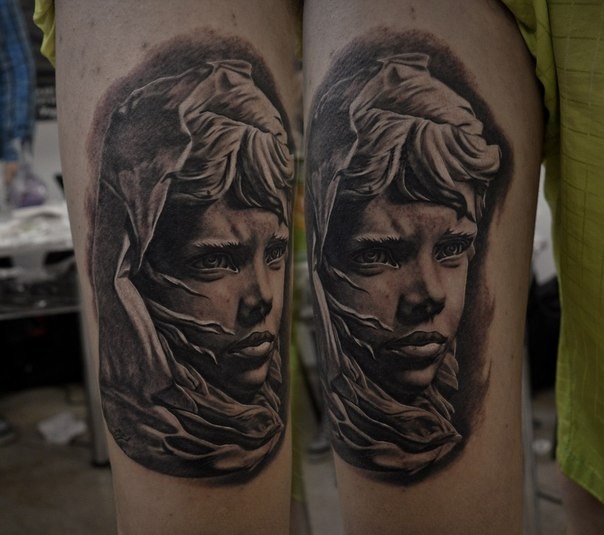 手臂石雕风格伤心的女孩肖像纹身图案