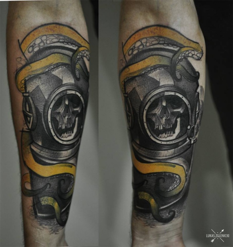 手臂漂亮的彩色旧潜水服骨架纹身