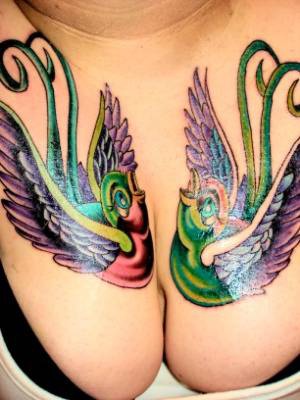 女性胸部两个彩色的小鸟纹身图案