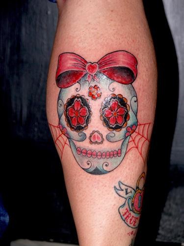 戴蝴蝶结的骷髅头骨纹身图案