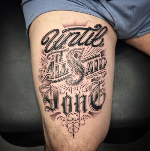 大腿黑白粗体字母与字符纹身图案