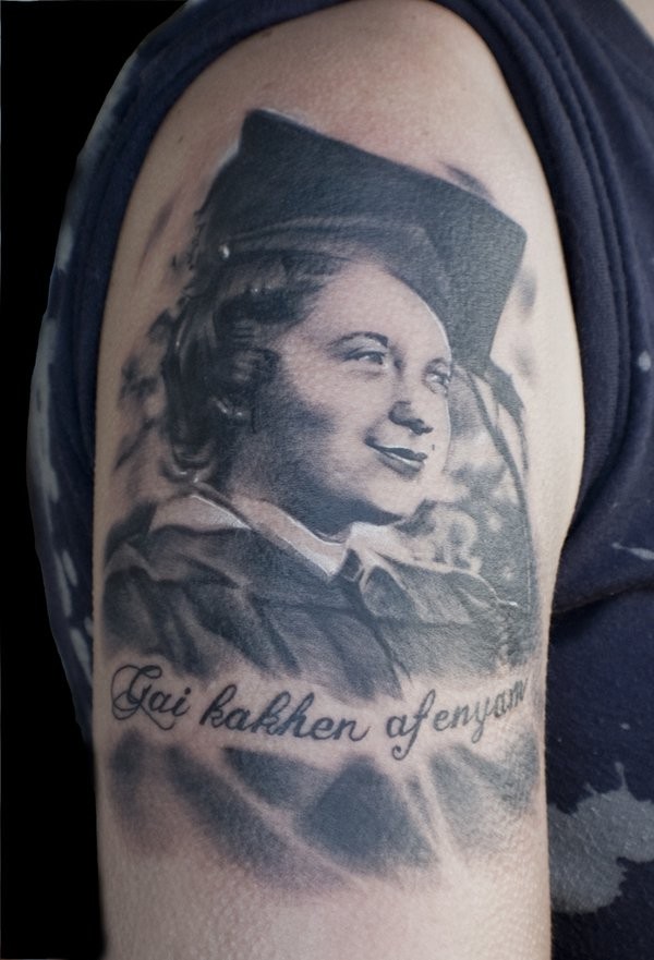 手臂非常好看的黑色女人肖像纹身图案