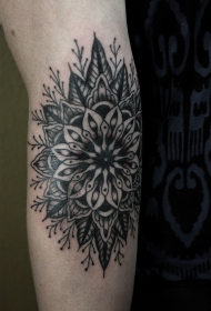 巨大的黑色曼陀罗花手臂纹身图案