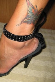 腿部彩色精制的蝴蝶纹身图案