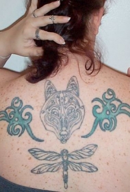 背部狼头与蓝色标志和蜻蜓纹身图案