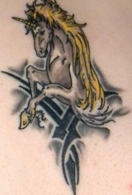 肩部彩色独角兽部落纹身图案