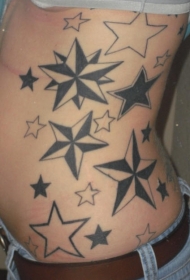 腰侧黑白五角星纹身图案