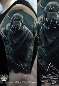 肩部插画风格的男人与防毒面具纹身