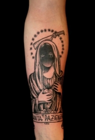 手臂神秘的女人和刀字母纹身图案