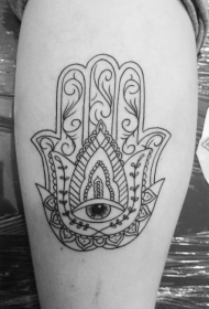 经典的黑色线条法蒂玛之手纹身图案