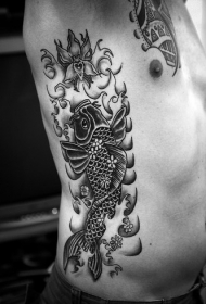 腰侧黑白兰花和锦鲤鱼纹身图案