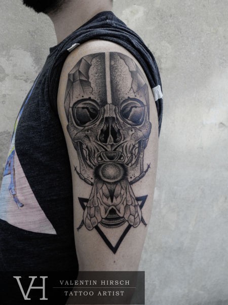 手臂雕刻风格黑色骷髅与蝴蝶纹身图案