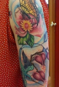 手臂上的蝴蝶和花蕊彩绘纹身图案