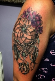女性肩部彩色大捕梦网纹身图案