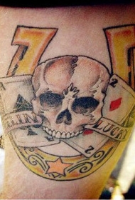 腿部彩色马蹄铁与骷髅纹身图片
