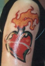 肩部彩色神圣的心形纹身图片