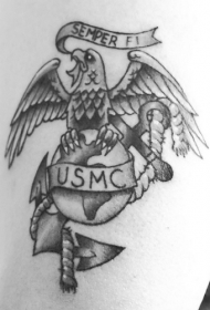 老鹰地球和字母黑灰纹身图案