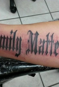 小臂内侧伟大的哥特字母家庭纹身图案