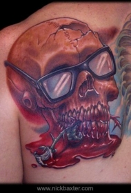 背部令人难以置信的彩色骷髅与眼镜纹身图案