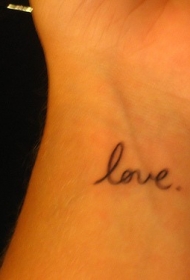 女性手腕黑色英文字母纹身图案