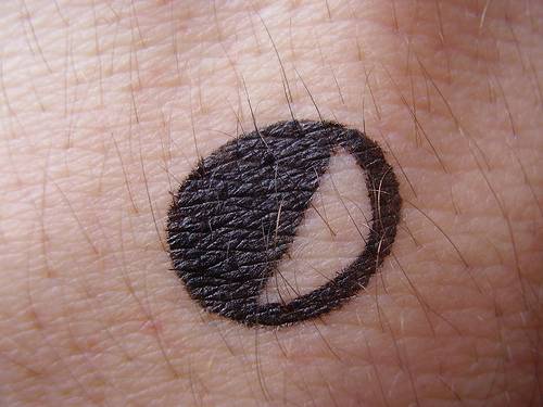 手腕黑色小月亮简约纹身图案