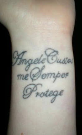 手腕拉丁文字母纹身图案