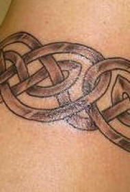 手臂棕色打结的臂章花纹纹身