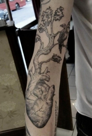 黑灰树与心脏纹身图案