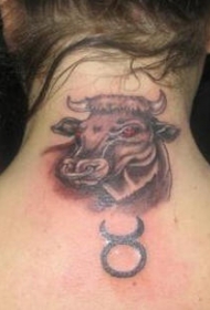 脖子金牛座符号和牛头纹身图案