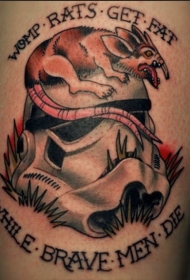 邪恶的老鼠头盔与字母纹身图案