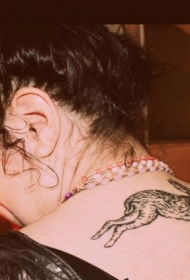 背部写实的跳跃兔子纹身图案