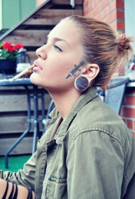 时尚美女个性的面部剑纹身图案