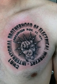 胸部雕刻风格黑色前锋人员符号纹身图案