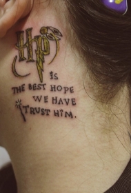 耳朵后黑色英文与彩色字母纹身图案