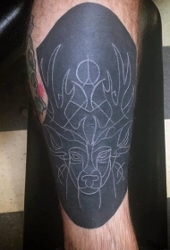 有趣的白色线条小鹿手臂纹身图案