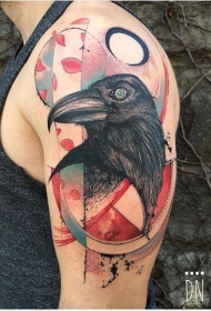 新学校风格的彩色肩部乌鸦纹身图案