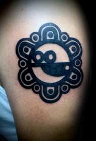 肩部黑色滑稽的图腾纹身图案