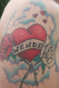 肩部彩色玫瑰花和爱心纹身图案