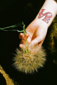 手腕红色的爱字字母纹身图片