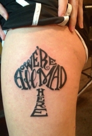 大腿黑白黑桃符号与字母纹身图案