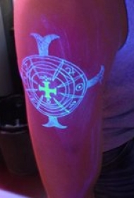 手臂十字架罗盘荧光纹身图案