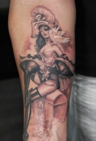 手臂性感的海盗女孩与宝藏纹身图案