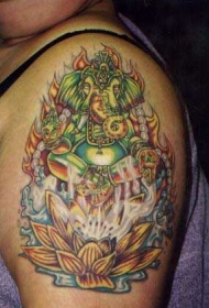 肩部彩色火焰甘尼萨莲花纹身图案