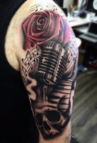 肩部彩色麦克风和骷髅头纹身图案