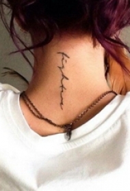 女生颈后黑色线条创意花体英文纹身图片