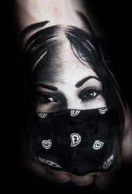 手背黑色女人肖像面具纹身图案