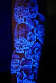 手臂独特设计的一群荧光疯狂骷髅纹身图案