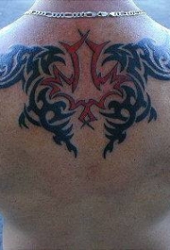 背部红色与黑色部落图腾纹身图案