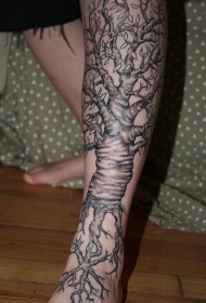 腿部黑棕色大树和树根纹身图片