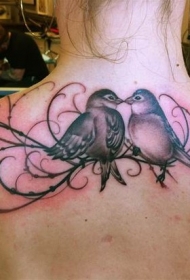两只鸟与藤蔓背部纹身图案